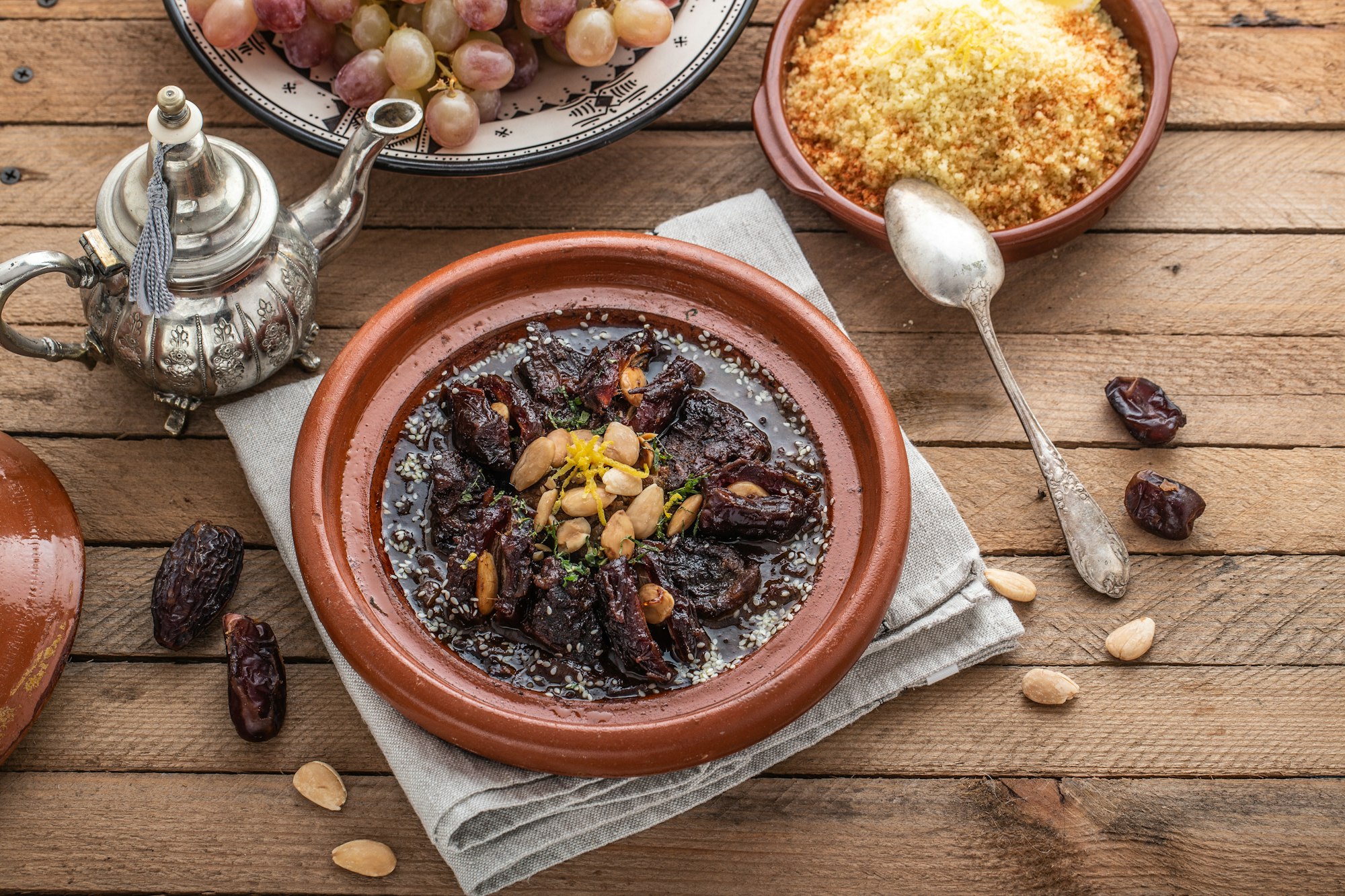 Moroccan tajine of beef with dates and almongs